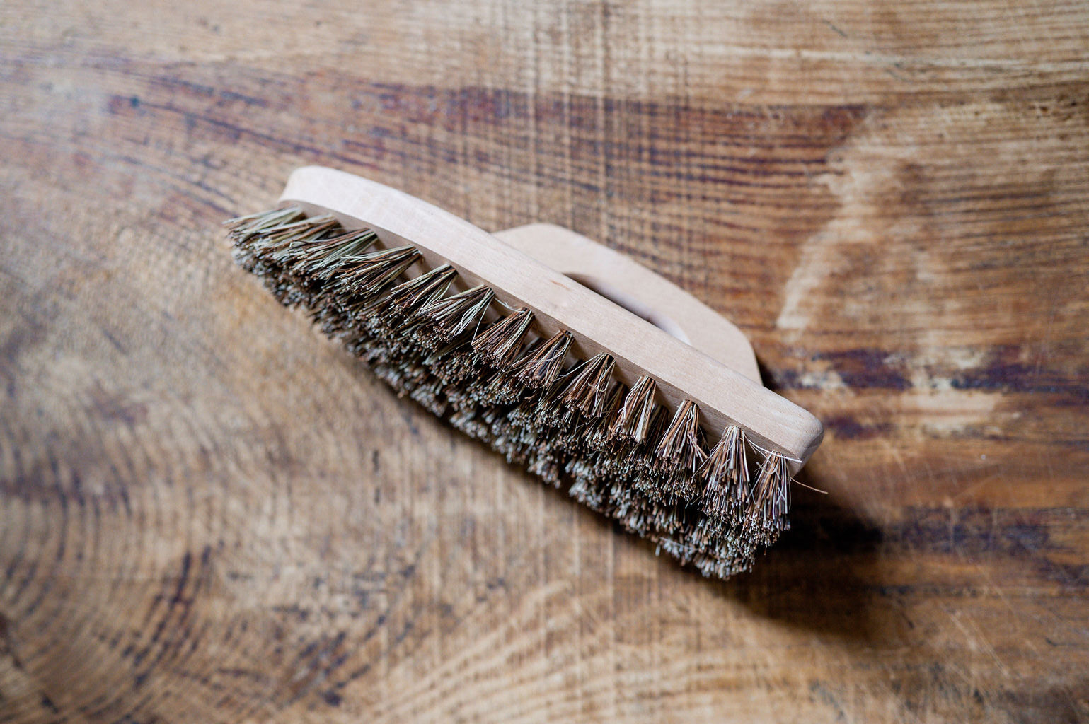 Iris Hantverk Scrubbing Brush with Handle Beech Union Blend | Iris Hantverk | Miss Arthur | Home Goods | Tasmania